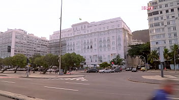 Novinho safado dando pra dois pirocudos gostosos