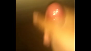 Masturbando e gozando no banheiro...