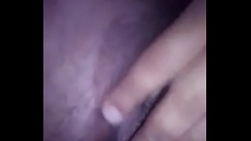 安德里亚 (Andrea) 暴露并指法她的 Panocha