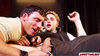 Le Barbier Musclé Reese Rideout Se Fait Sodomiser Par Son Client Sexy, Trent Marx, À L'intérieur Du Salon De Coiffure Pendant Que Sa Femme Est Absente.