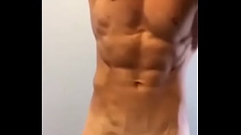 Boy musculoso se exibindo