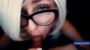 Blonde Traumfrau: Brille, Fesseln und Feuerwerke