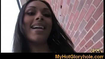 Sucer La Grosse Bite À Travers Un Gloryhole 3