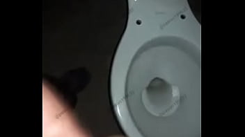 Cholito arrecho me manda video en el baño del terminal esta ancioso de q le saquen la leche