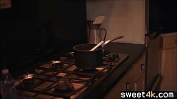 Heiße Köchin und ihr geiler Stiefsohn