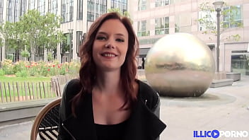 Cathy, jolie belge, prend deux bites en même temps thumbnail