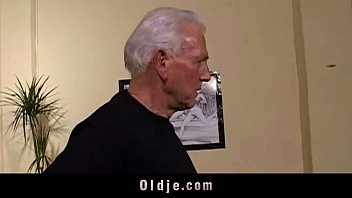 Omas Arschloch für Studenten-Dreier offen