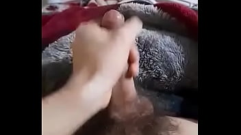 Masturbandome con foto de mi amiga...