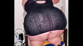 Bubblz Galore Spreads Lips...