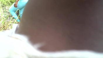 Skinny African tribe woman working outdoor - XVIDEOS.COM 