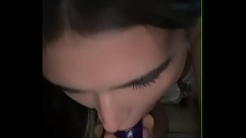 Elvira chupando un dildo