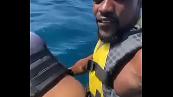 Comendo A Putinha Safada No Meio Do Mar...