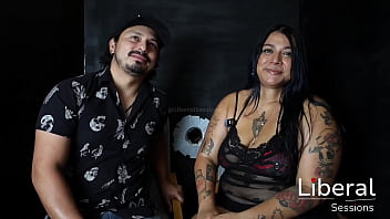 CHICA BBW ES FOLLADA POR DOS CHICOS EN UN GLORY HOLE