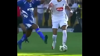 Neymar driblando no santos