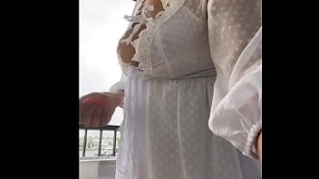 Latina en babydoll blanco...