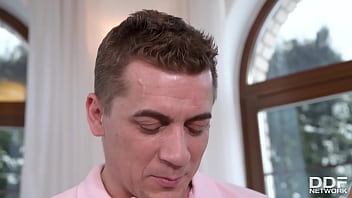 Babysitterin bändigt wütenden Student-Knaben