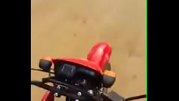 Agustin Sur Le Dessus De La Moto