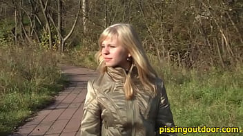 The girl pisses in the nature