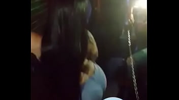 Mulher mostra os peitos