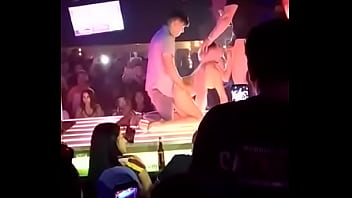 Cojiendo En Table Dance...