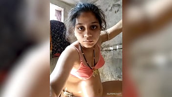 Clip Desi Bhabhi bathing and rubbing boobs