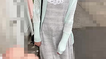 【eros1873乳首チラ】カメラ内蔵万歩計でパンチラからノーブラ貧乳おっぱいの美味しそうな乳首を撮られる美人なお姉さん