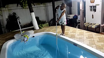 MEU MARIDO SAIU E ESQUECEU DE DEIXA O DINHEIRO DO LIMPADOR DE PICINA