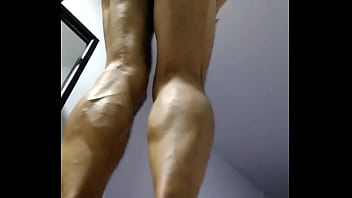 Il Ladyboy si veste di paillettes per aspettare i suoi amanti che eiaculano.