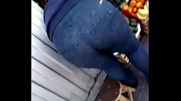 Vendedora veneca me muestra su culo x comprarle....