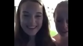 periscope girls kissing 10  