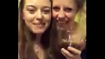 periscope girls kissing 10  