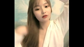 中国女孩在手机上成人直播秀 2024