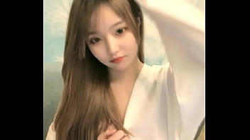 中国女孩在手机上成人直播秀 2024