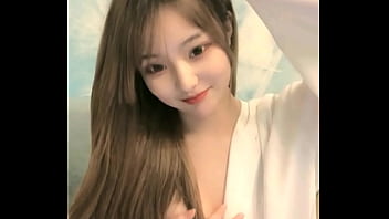 中国女孩在手机上成人直播秀 2024