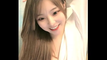 中国女孩在手机上成人直播秀 2024