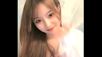 中国女孩在手机上成人直播秀 2024