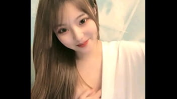 中国女孩在手机上成人直播秀 2024