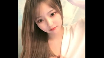 中国女孩在手机上成人直播秀 2024