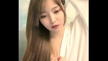 中国女孩在手机上成人直播秀 2024