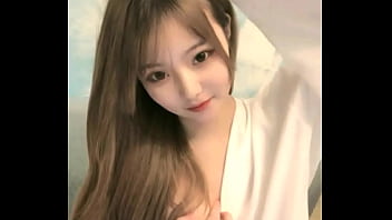 中国女孩在手机上成人直播秀 2024