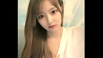 中国女孩在手机上成人直播秀 2024