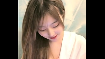中国女孩在手机上成人直播秀 2024