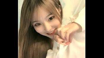 中国女孩在手机上成人直播秀 2024