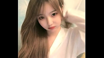 中国女孩在手机上成人直播秀 2024