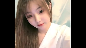 中国女孩在手机上成人直播秀 2024