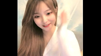 中国女孩在手机上成人直播秀 2024