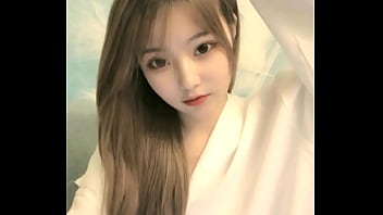 中国女孩在手机上成人直播秀 2024