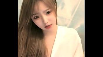 中国女孩在手机上成人直播秀 2024