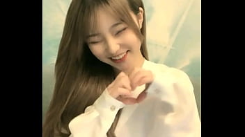 中国女孩在手机上成人直播秀 2024