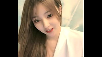中国女孩在手机上成人直播秀 2024